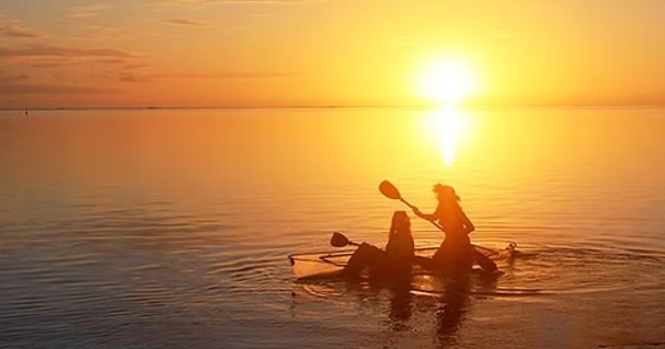 Balade en kayak transparent au coucher du soleil